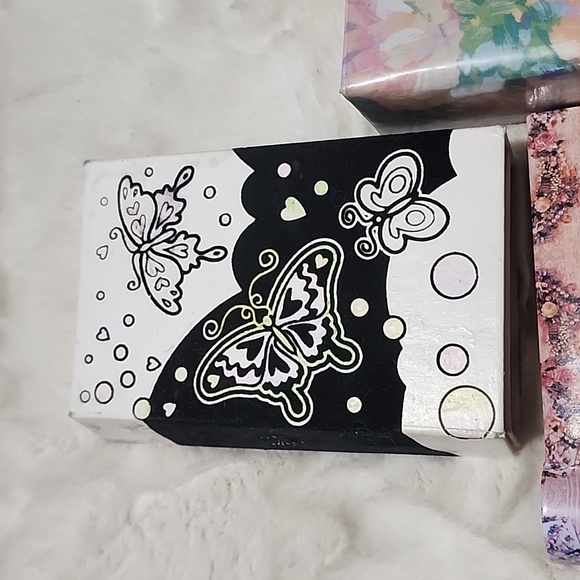 ASSORTMENT OF PHOTO ALBUMS AND 1 BUTTERFLY ADDRESS BOOK. - Picture 2 of 6